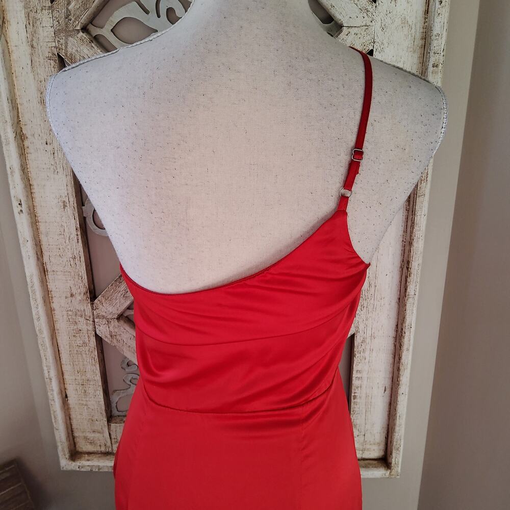 Lulu's Women's Law of Attraction Satin One-Shoulder Asymmetrical Midi Dress Red - Picture 5 of 12